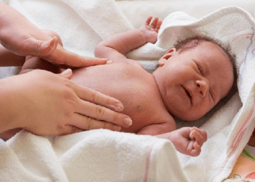 La constipation du bébé peut être traitée de manière douce et sans médicaments
