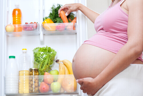 femme enceinte ouvrant frigo