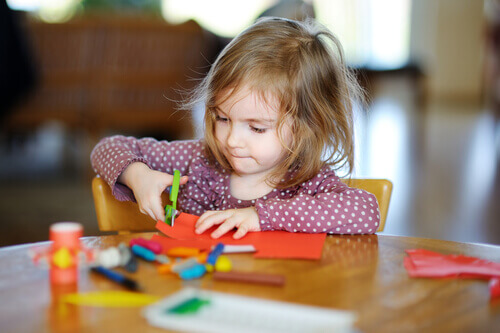 Comment apprendre à couper à un enfant?