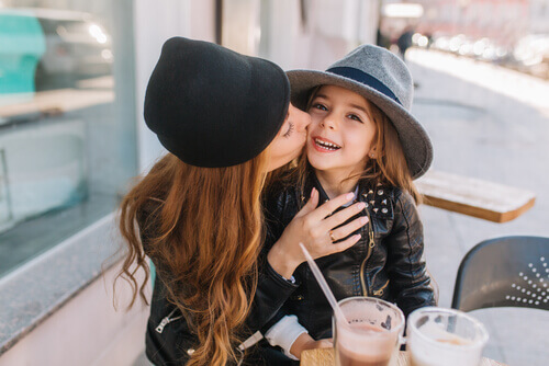 Les parents millénaires accordent beaucoup d'importance aux gestes portés envers leurs enfants et leurs proches