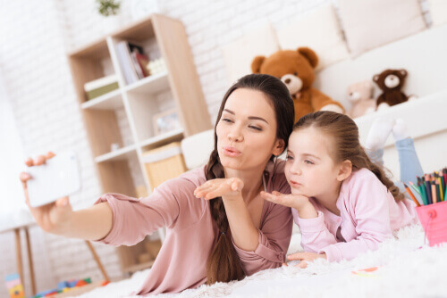 Les parents millénaires sont très connectés avec leurs enfants par le biais des téléphones et des réseaux sociaux