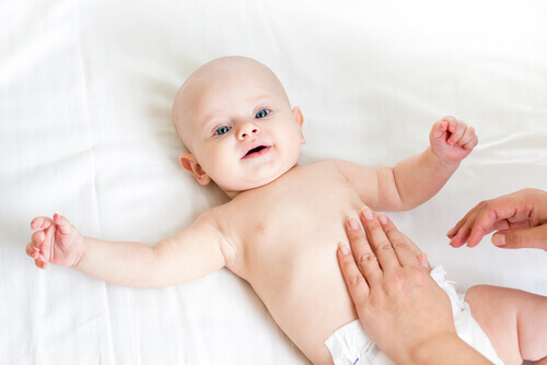 5 massages contre la constipation du bébé