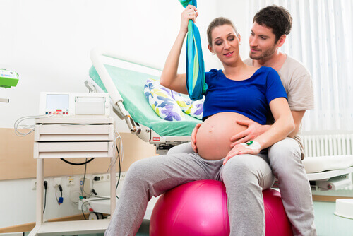 Être assise sur un gros ballon est une des meilleures positions pour l'accouchement