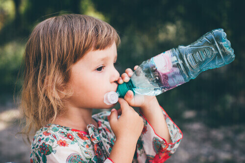 Surveiller l'hydratation et boire suffisamment d'eau aura un impact important sur la constipation chez les enfants
