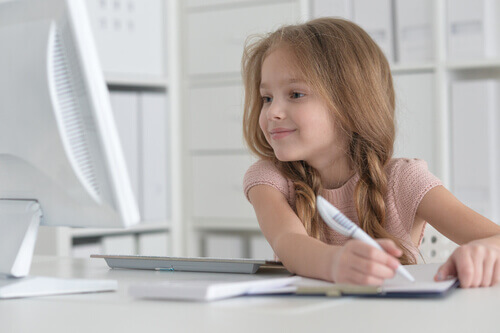 Jeune fille qui apprend à écrire