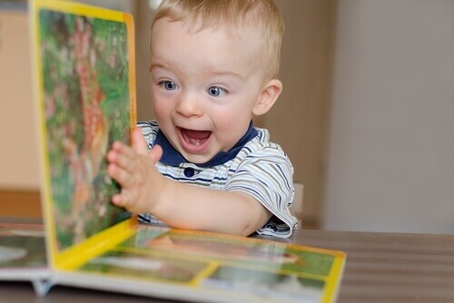 Enfant qui lit un livre