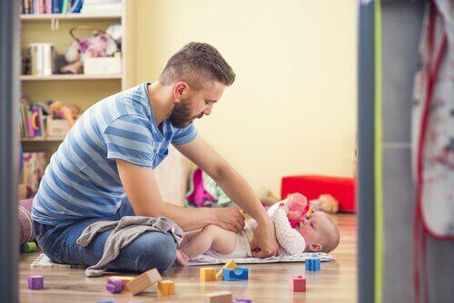 Économiser de l'argent en évitant de faire appel à la crèche ou une nounou mais plutôt en trouvant une solution pour qu'un des deux parents travaille à la maison