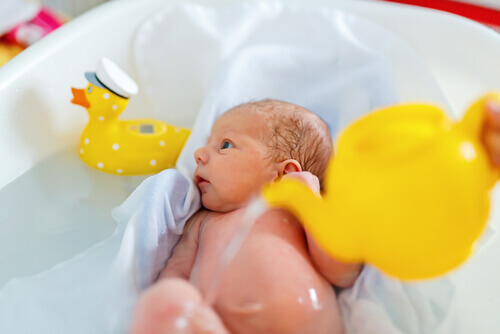 6 conseils pour le premier bain de bébé