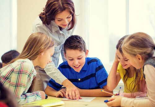 Les virelangues doivent être pratiqués régulièrement et sous la forme d'un jeu pour motiver les enfants