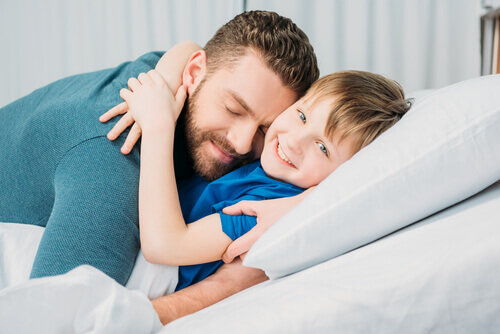 père enlaçant fils vitamines émotionelles