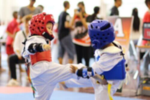 L'enfant a besoin d'un dobok pour pratiquer le taekwondo.