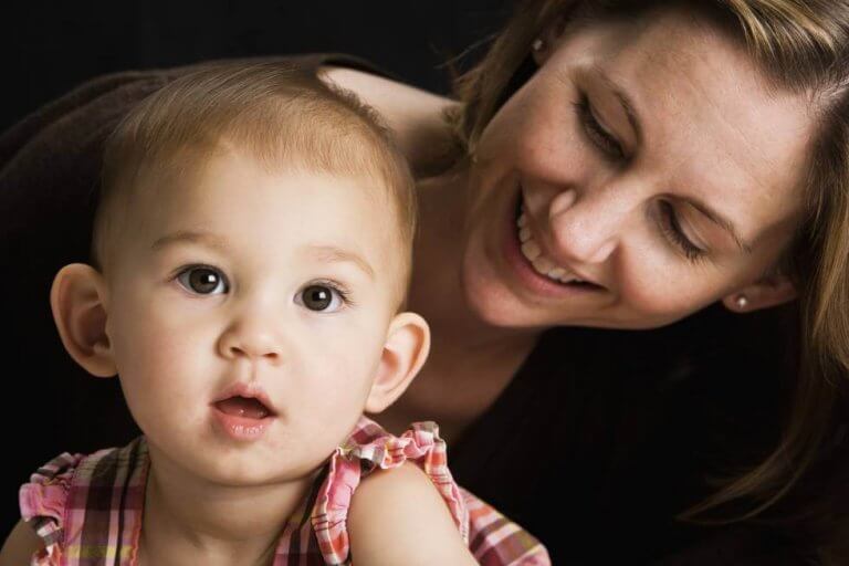 La voix de la mère réveille le cerveau de son enfant
