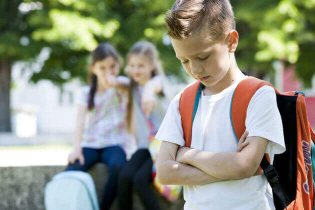 Si on se moque de mon enfant à l'école, la meilleure chose à faire est de sourire