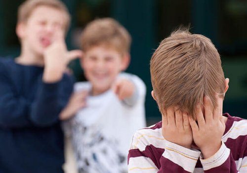On se moque de mon enfant à l'école, comment réagir ?