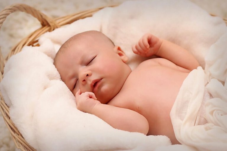 Est-ce normal que le bébé dorme beaucoup ?