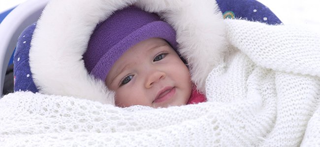 Il est judicieux de couvrir le bébé avec plusieurs couches pour éviter qu'il attrape froid
