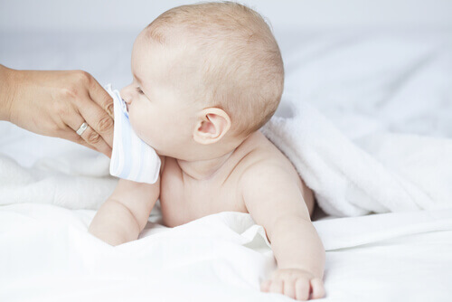 En cas de congestion nasale, il est important de bien hydrater l'enfant
