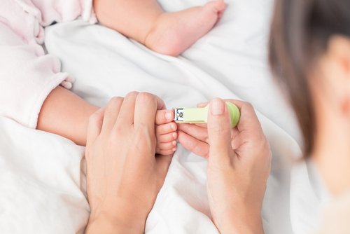 Couper les ongles des bébés est un moment délicat pour de nombreux parents