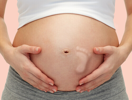 Combien de fois par jour devriez-vous sentir le bébé si vous êtes enceinte ?