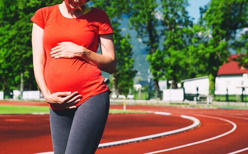 Marcher pendant la grossesse permet de se préparer à l'accouchement et d'avoir une meilleure récupération post-partum.
