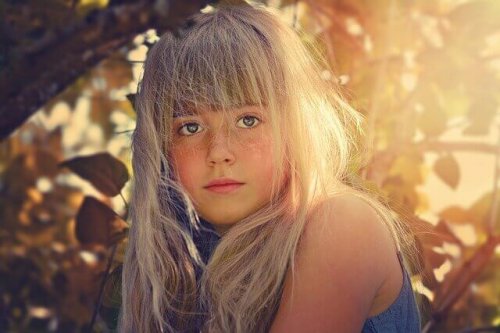 enfant calmes devant le soleil