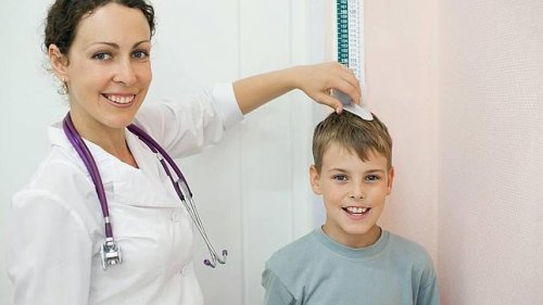 enfant en déficit avec un médecin