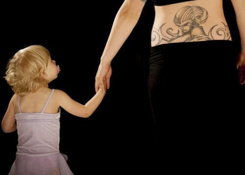 enfant et mère avec un tatouage sur le bras