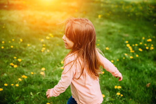 La couleur des yeux et des cheveux des enfants peut varier en fonction des gènes dominants et récessifs