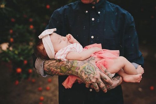enfant et mère avec un tatouage sur le bras