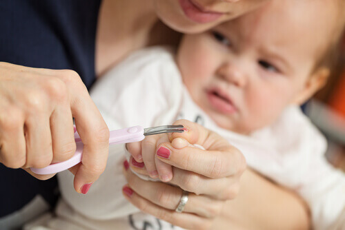 Quand faut-il couper les ongles des bébés pour la première fois?