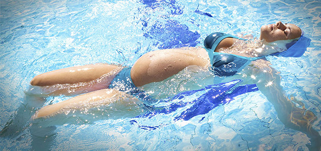 La natation pendant la grossesse permet de soulager le stress et les tensions musculaires