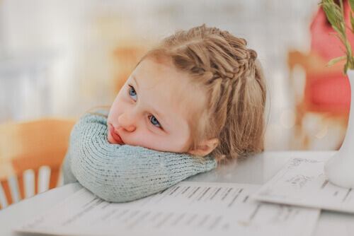 Les coiffures pour les filles aux cheveux courts sont simples et mettent en valeur le visage de l'enfant