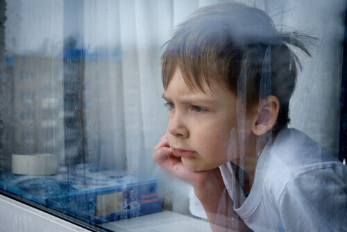 Le sentiment de frustration chez les enfants apparaît quand ils ne sont pas satisfaits et attendent une récompense