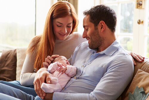 Un manuel d'instructions pour les nouveaux parents peut être utile avant la naissance du premier bébé