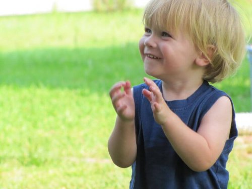 Enfant heureux et un an de bonheur