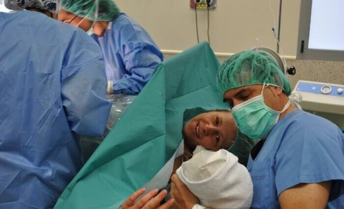 dans le bloc pour un accouchement précipité