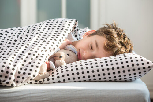 enfant faisant la sieste sur le côté