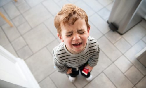 enfant pleurant à cause de sa brulûre à l' eau chaude