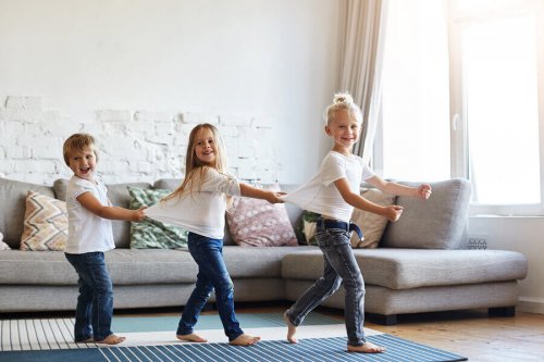 Est-ce bon de laisser les enfants marcher pieds nus dans la maison ?