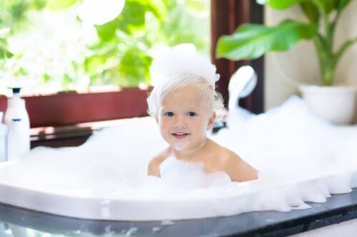 À quel âge les enfants devraient-ils commencer à prendre leur douche tout seuls ?