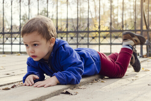 Les chutes peuvent survenir dans de nombreux endroits, c'est pourquoi il faut garder une surveillance permanente sur l'enfant