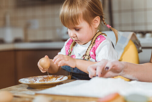 Dois-je laisser mon enfant jouer avec la nourriture ?