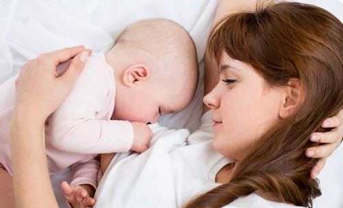 l' allaitement maternel et une fille