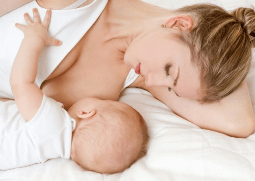 mère qui donne le sein pour allaiter le bébé