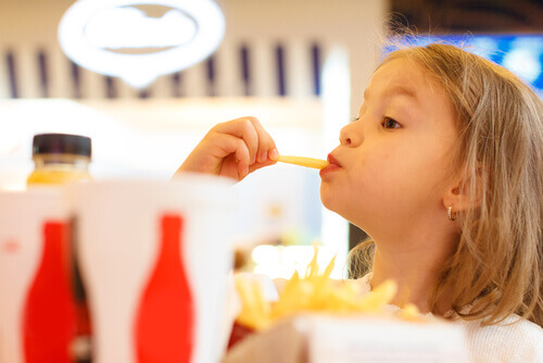 Jouer avec la nourriture éveille les sens des enfants