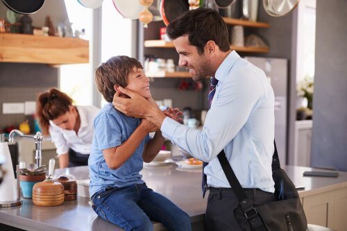 Il est important pour les parents de dire au revoir à leurs enfants avant d'aller au travail.