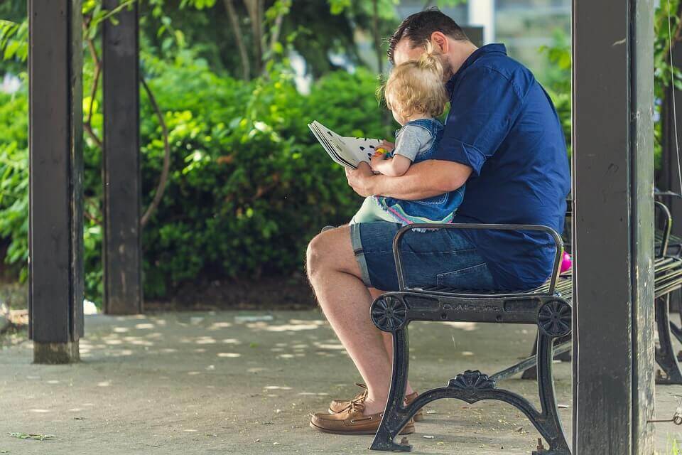 Vous pouvez travailler la lecture avec les enfants à la maison, à l'aide de ces activités.