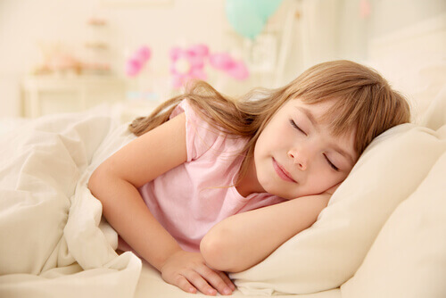 petite fille faisant la sieste