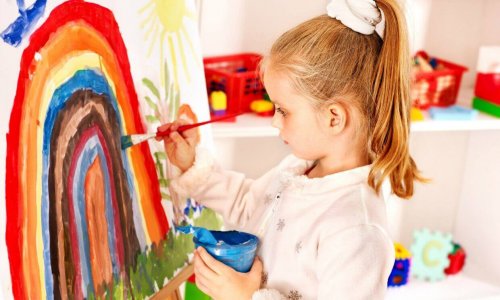 une peintre fait un dessins