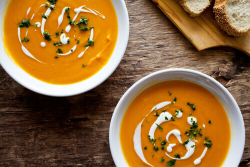 La patate douce peut être préparée en purée pour les premiers repas solides des bébés